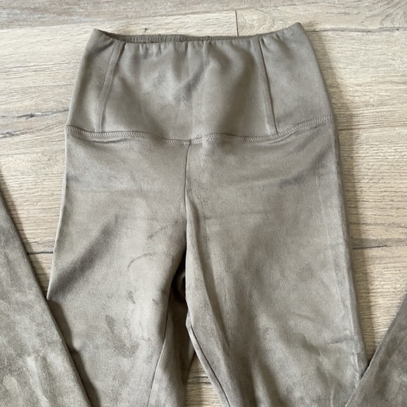 Aritzia Daria suede leggings. XS - Picture 4 of 10